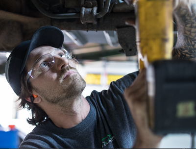 Worker wearing Pyramex Baseball Bump Cap, Pyramex Itek Frameless Eyewear, Banded Earplugs.